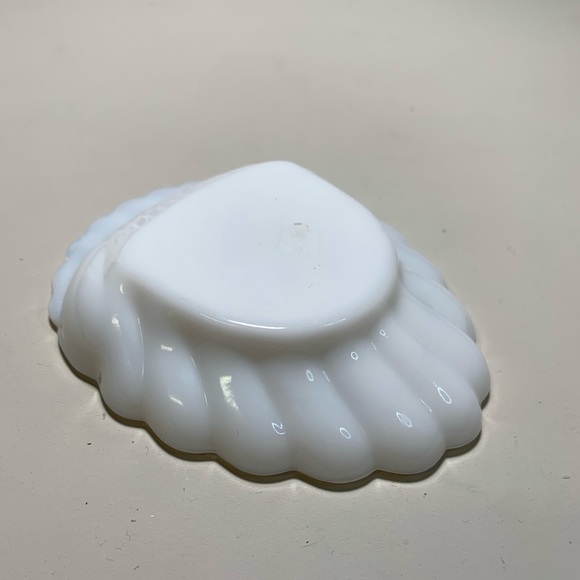 Delicate Shell Dish - Picture 2 of 4